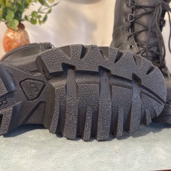 Leather work/combat boot. Mens size 9.5 - Picture 3 of 5